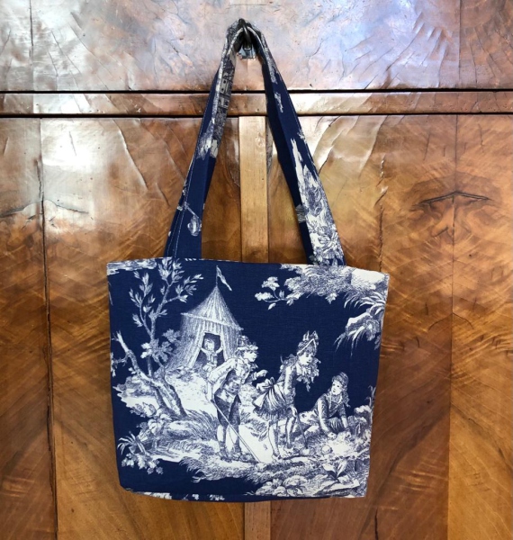 Täschchen und Taschen in unterschiedlichen Größen aus Designerstoffen